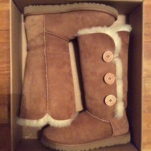 Triple Bailey Button tan Uggs.